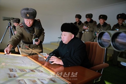 김정은원수님께서 조선인민군 제526대련합부대와 제671대련합부대사이의 쌍방실동훈련을 보시였다.(조선중앙통신)