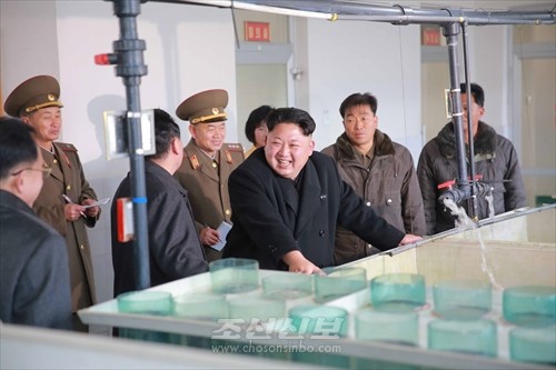 김정은원수님께서 삼천메기공장을 현지지도하시였다.(조선중앙통신)