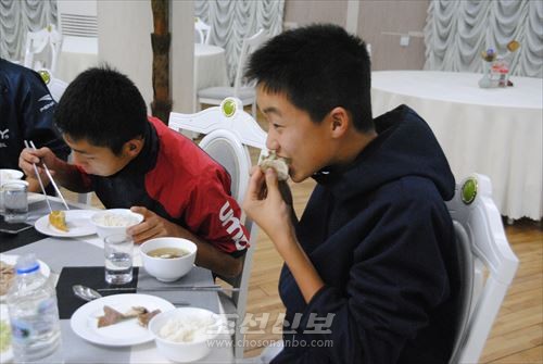 군고구마를 즐겨먹는 학생들