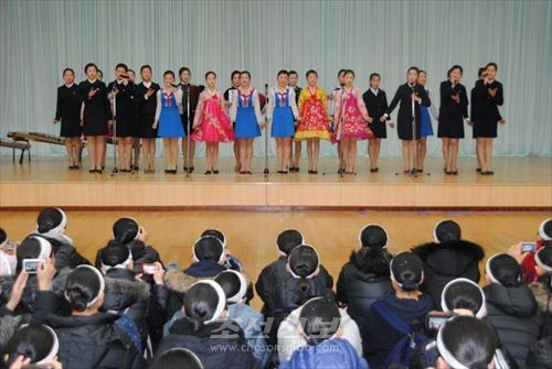 노래이야기모임을 피로하는 6월9일룡북고급중학교 학생들