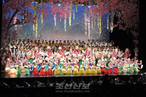 대성황리에 진행된 《동포들이 노래하는 동포들을 위한 콘서트 〈만풍년〉》