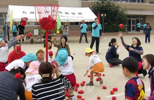 어린이와 학부모들이 즐길수 있는 다양한 경기들이 진행되였다.