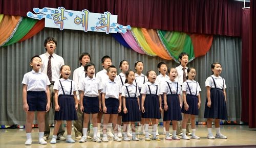 동포들의 사랑에 보답할 결심을 노래하는 시즈오까초중 학생들(학예회에서)