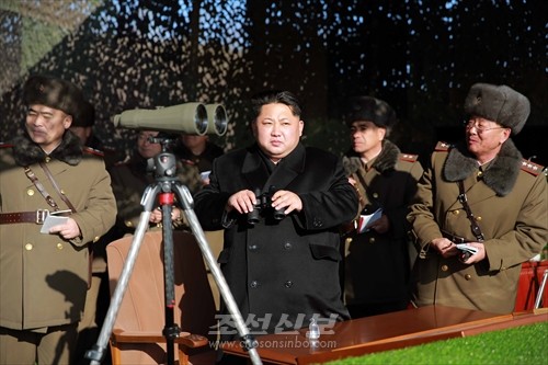 김정은원수님께서 조선인민군 대련합부대들의 포사격경기를 보시였다.(조선중앙통신)