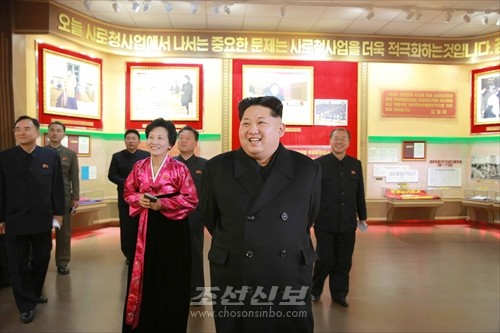 김정은원수님께서 새로 건설된 청년운동사적관을 현지지도하시였다.(조선중앙통신)