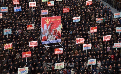 평양시군중대회 참가자들이 신년사에서 제시된 과업을 관철해나갈 결의를 안고 시위를 벌렸다.(조선중앙통신)