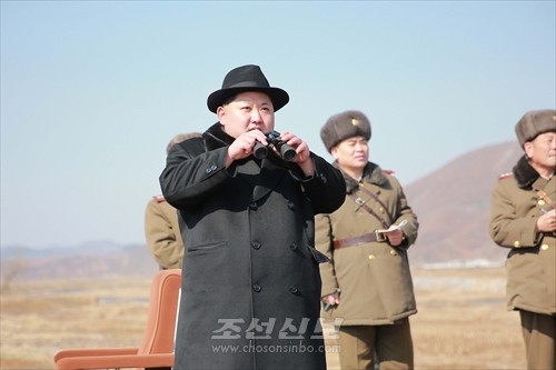 김정은원수님께서 조선인민군항공 및 반항공군 전투비행사들의 검열비행훈련을 보시였다.(조선중앙통신)