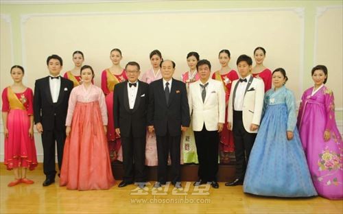 최고인민회의 상임위원회 김영남위원장과 재일조선인예술단 성원들이 기념사진을 찍었다.
