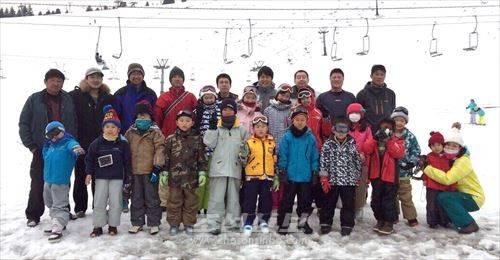 히가시고베나다지역청상회 가족스키모임 참가자들
