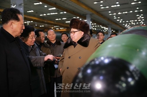 김정은원수님께서 핵무기연구부문의 과학자, 기술자들을 만나시고 핵무기병기화사업을 지도하시였다.(조선중앙통신)