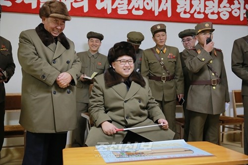 김정은원수님께서 대출력고체로케트발동기지상분출 및 계단분리시험을 지도하시였다.(조선중앙통신)