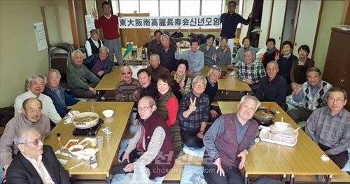 히가시오사까남고려장수회 새해모임의 참가자들