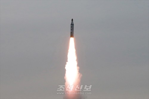 김정은원수님께서 전략잠수함 탄도탄수중시험발사를 현지지도하시였다.(조선중앙통신)
