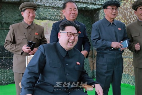 김정은원수님께서 전략잠수함 탄도탄수중시험발사를 현지지도하시였다.(조선중앙통신)