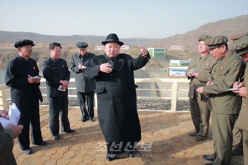 김정은원수님께서 완공된 백두산영웅청년3호발전소를 현지지도하시였다.(조선중앙통신)
