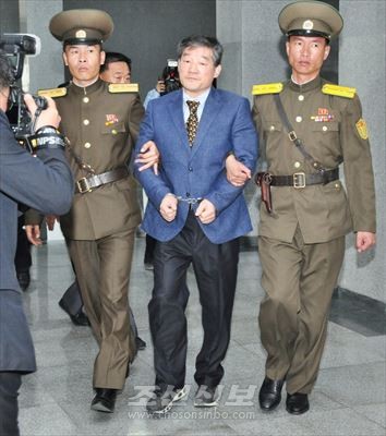인민보안원에 인도되여 재판정에 들어가는 재미교포 김동철