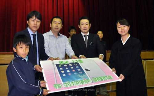 히가시고베나다지역청상회가 고베초중에 ICT교육을 위한 기자재를 기증하였다.