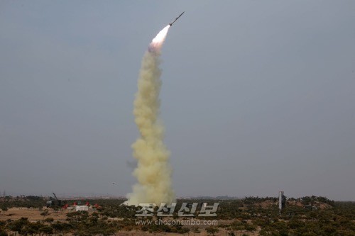 김정은원수님께서 새형의 반항공요격유도무기체계의 전투성능판정을 위한 시험사격을 지도하시였다.(조선중앙통신)