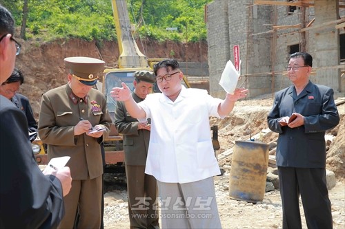 김정은원수님께서 새로 일떠서고있는 보건산소공장건설장을 현지지도하시였다.(조선중앙통신)