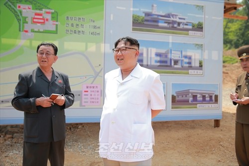 김정은원수님께서 새로 일떠서고있는 보건산소공장건설장을 현지지도하시였다.(조선중앙통신)