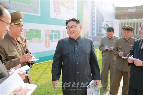 김정은원수님께서 새로 일떠서고있는 류경안과종합병원건설장을 현지지도하시였다.(조선중앙통신)