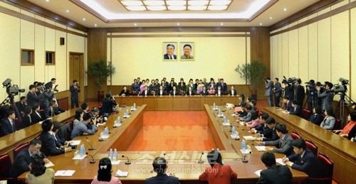 남조선당국의 집단유인랍치만행을 폭로규탄하는 기자회견이 3일 평양에서 진회되였다.(조선중앙통신)