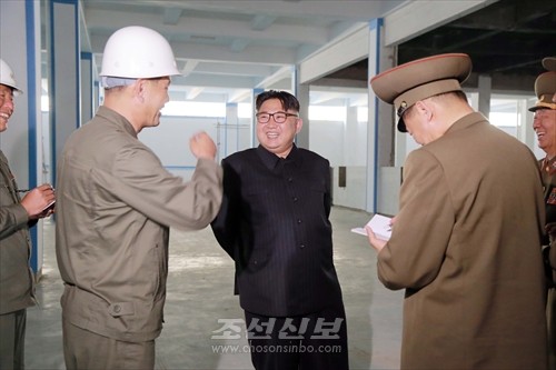 김정은원수님께서 새로 일떠서고있는 룡악산비누공장건설장을 현지지도하시였다.(조선중앙통신)