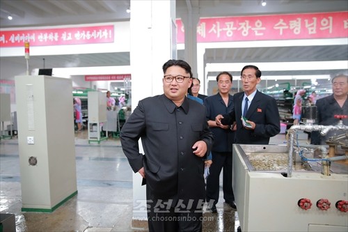 김정은원수님께서 김정숙평양제사공장을 현지지도하시였다.(조선중앙통신)