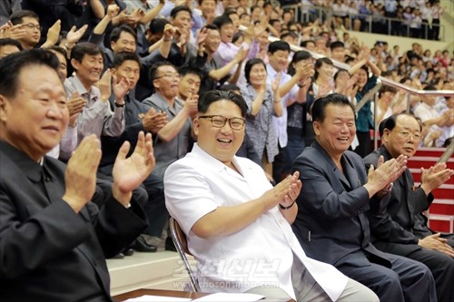 김정은원수님께서 조선소백수남자롱구팀과 중국올림픽남자롱구팀간의 친선경기를 관람하시였다.(조선중앙통신)