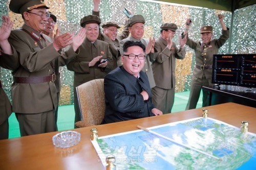 김정은원수님께서 지상대지상중장거리전략탄도로케트《화성-10》시험발사를 현지지도하시였다.(조선중앙통신)