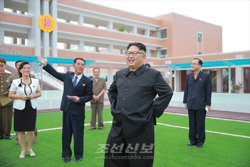 김정은원수님께서 새로 건설된 평양중등학원을 현지지도하시였다.(조선중앙통신)