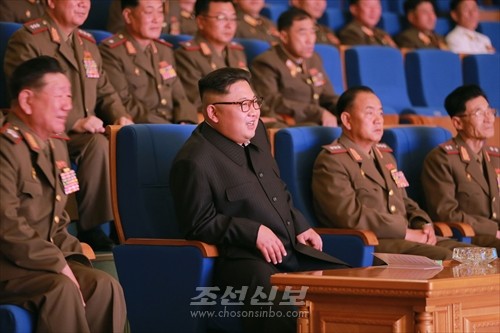 김정은원수님께서 조선인민군 제2기 제6차 군인가족예술소조경연에서 당선된 군부대들의 군인가족예술소조공연을 관람하시였다.(조선중앙통신)