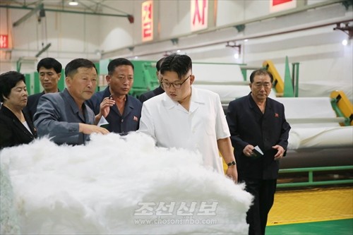 김정은원수님께서 평성합성가죽공장을 현지지도하시였다.(조선중앙통신)
