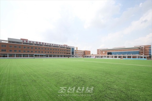 김정은원수님께서 새로 건설된 평양중등학원을 현지지도하시였다.(조선중앙통신)