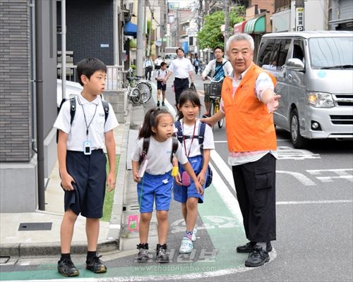 총련 아라까와지부 미까와시마분회에서는 도꾜제1초중 학생들의 등교시 안전을 지켜주는 활동을 5월부터 벌리고있다.