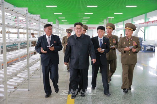 김정은원수님께서 새로 건설된 조선인민군 어구종합공장을 현지지도하시였다.(조선중앙통신)