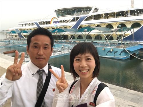신혼려행으로 조국을 방문한 서병조교원과 김구미교원