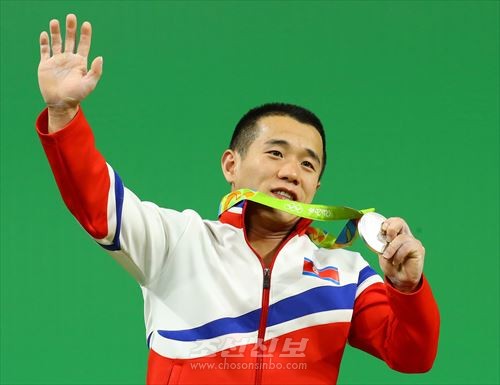 남자력기 56kg급에서 은메달을 딴 엄윤철선수(련합뉴스)