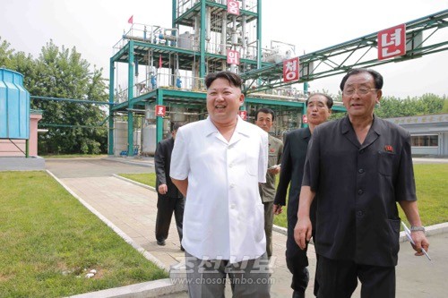김정은원수님께서 순천화학련합기업소에 새로 꾸린 아크릴계칠감생산공정을 돌아보시였다.(조선신보)