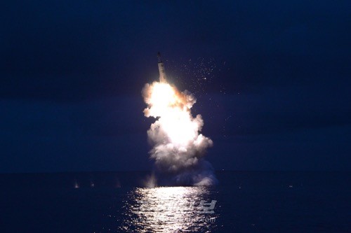 김정은원수님 지도밑에 전략잠수함 탄도탄수중시험발사 성공적으로 진행되였다.(조선중앙통신)