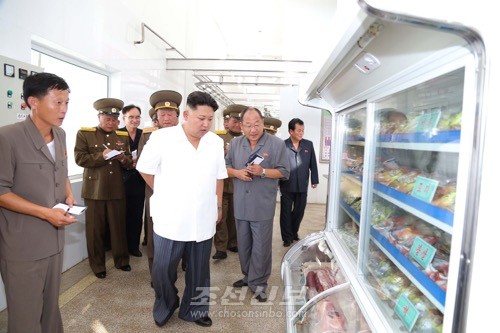 김정은원수님께서 대동강돼지공장을 현지지도하시였다.(조선중앙통신)