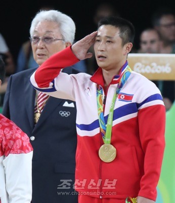 남자 체조 조마운동경기에서 금메달을 쟁취한 리세광선수(련합뉴스)