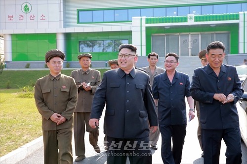 김정은원수님께서 새로 건설된 보건산소공장을 현지지도하시였다.(조선중앙통신)