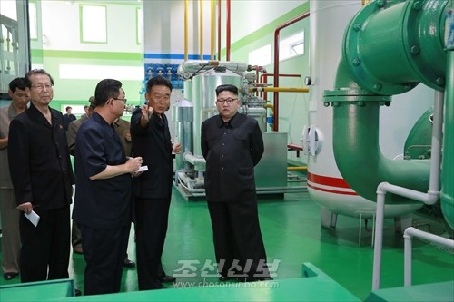 김정은원수님께서 새로 건설된 보건산소공장을 현지지도하시였다.(조선중앙통신)