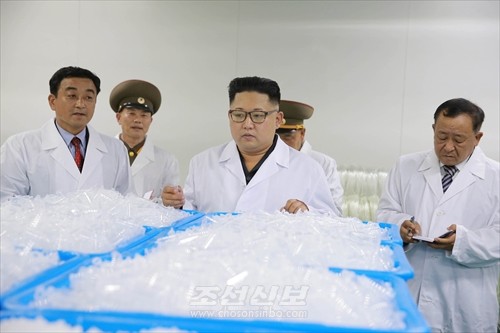 김정은원수님께서 대동강주사기공장을 현지지도하시였다.(조선중앙통신)
