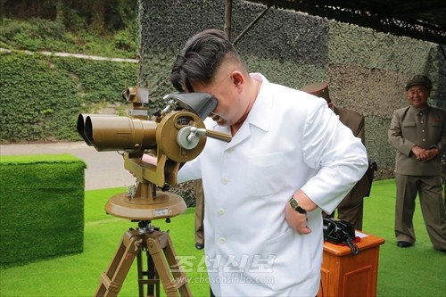김정은원수님께서 조선인민군 전략군 화성포병부대들의 탄도로케트발사훈련을 현지에서 지도하시였다.(조선중앙통신)