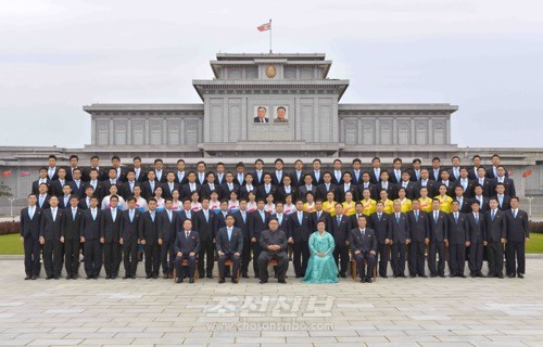 김정은원수님께서 김일성사회주의청년동맹 제9차대회 참가자들과 함께 기념사진을 찍으시였다.(조선중앙통신)