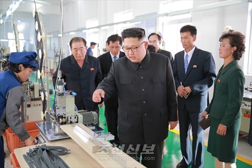 김정은원수님께서 만경대혁명사적지기념품공장을 현지지도하시였다.(조선중앙통신)