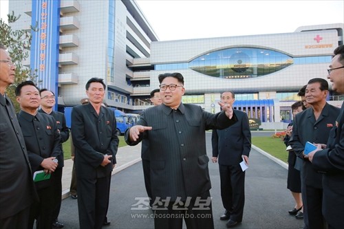 김정은원수님께서 새로 건설된 류경안과종합병원을 현지지도하시였다.(조선중앙통신)