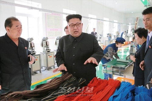 김정은원수님께서 만경대혁명사적지기념품공장을 현지지도하시였다.(조선중앙통신)